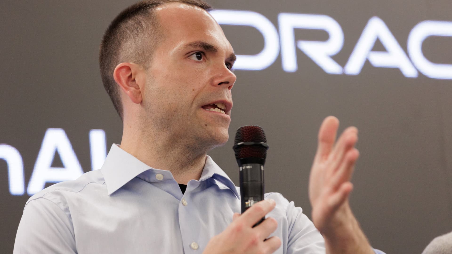 Oracle stock on pace for worst quarter since 2001, AI concerns