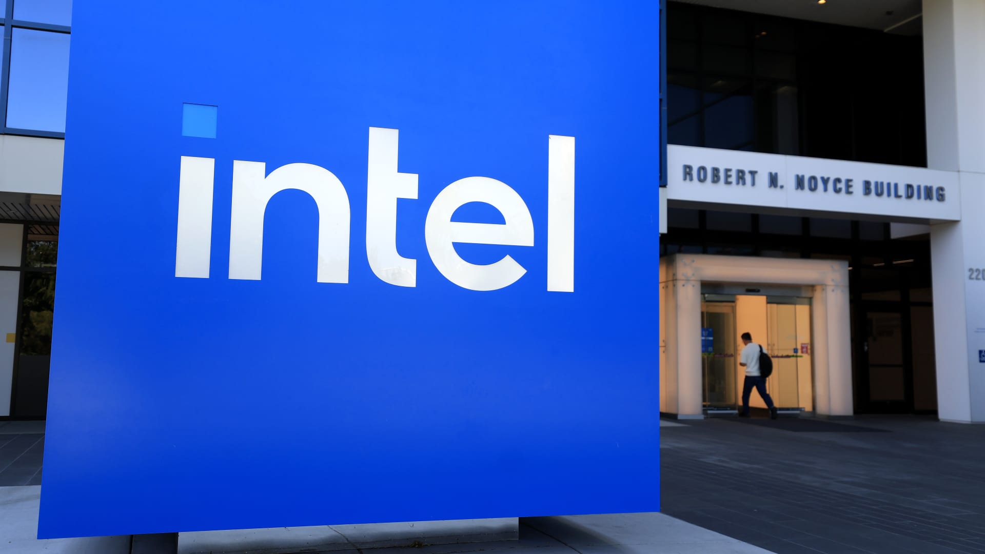 Intel stock on historic 9-day winning streak, up 58%