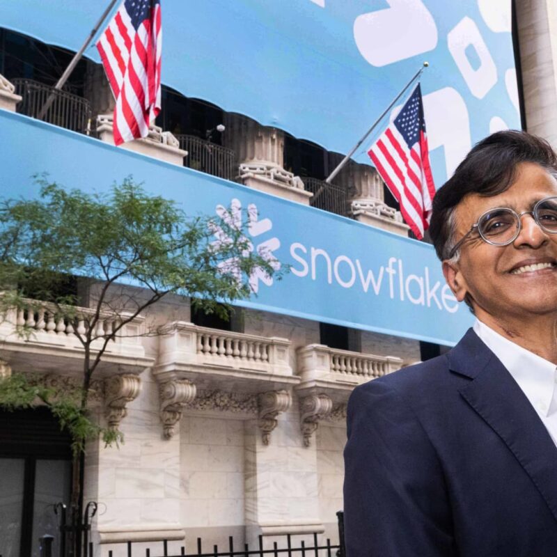 Snowflake soars 33% on earnings beat, will spend $6B on Amazon cloud