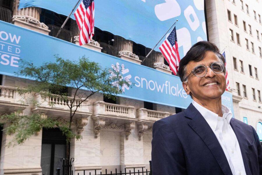 Snowflake soars 33% on earnings beat, will spend $6B on Amazon cloud