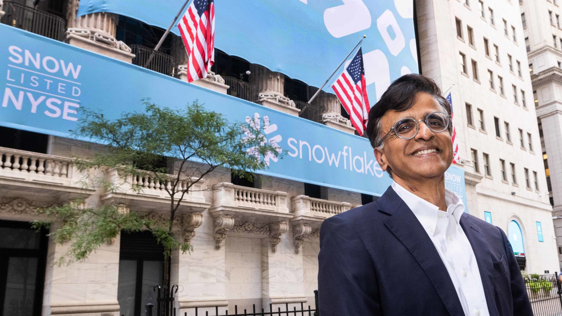 Snowflake soars 33% on earnings beat, will spend $6B on Amazon cloud